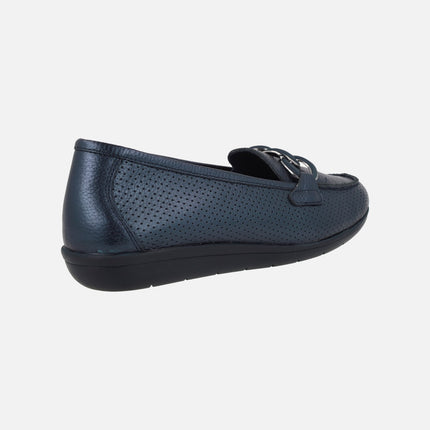 Mocasines confort de piel con picados y adorno de eslabones