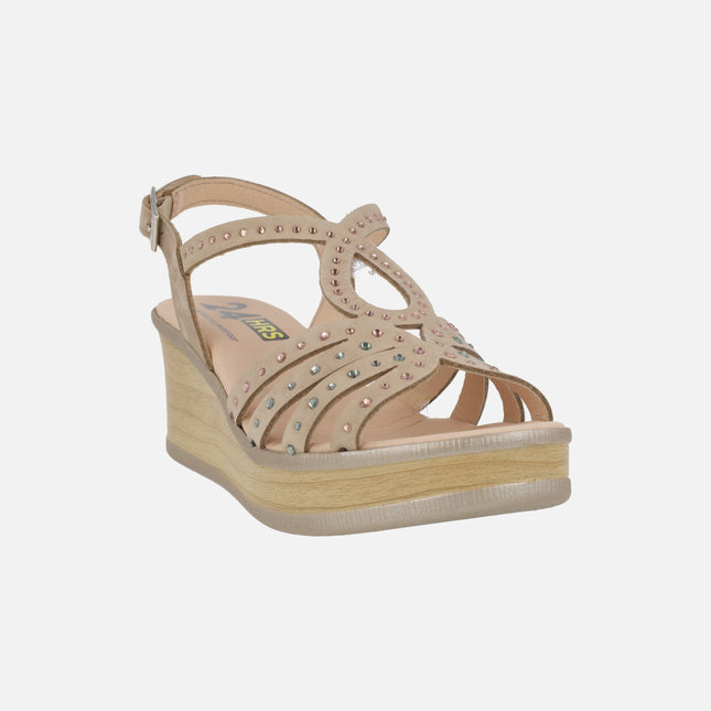 Sandalias de ante beige con plataforma y strass de colores