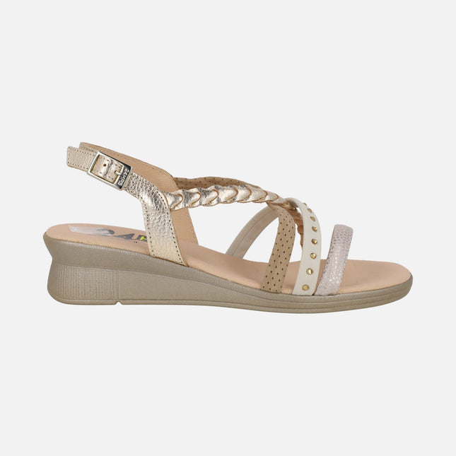 Sandalias combinadas en beige con tiras multi material y cuña baja