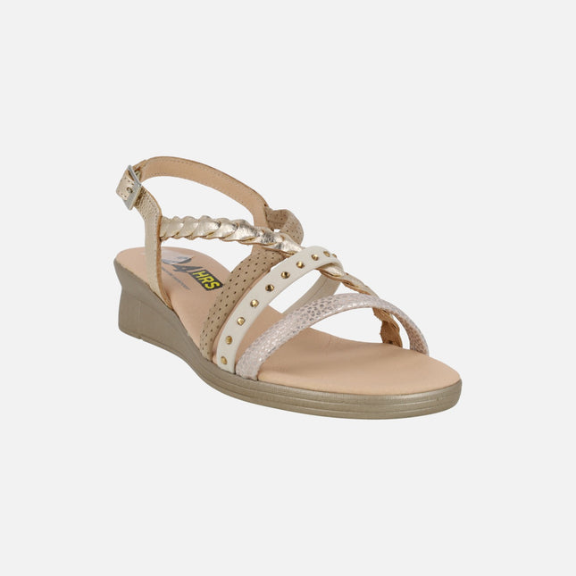 Sandalias combinadas en beige con tiras multi material y cuña baja