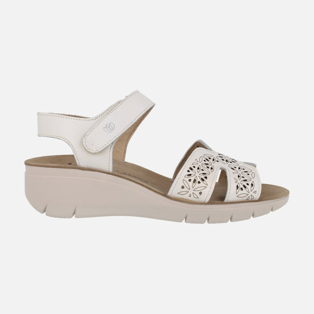 Sandalias de piel con cierre de velcro y troquelado de flores