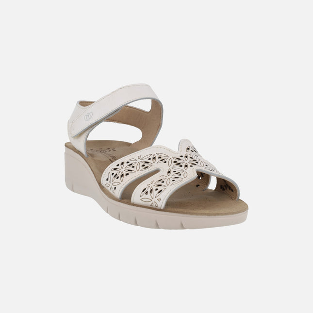 Sandalias de piel con cierre de velcro y troquelado de flores