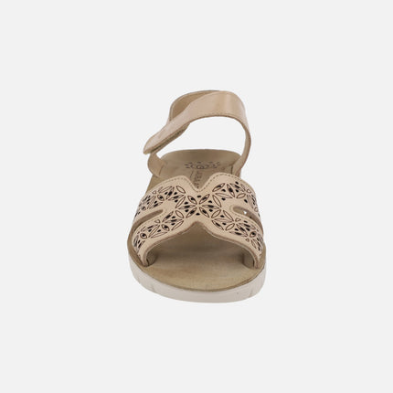 Sandalias de piel con cierre de velcro y troquelado de flores