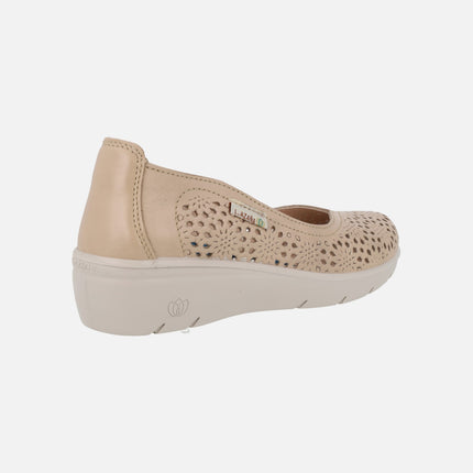 Zapatos de piel beige con detalle de troquelados