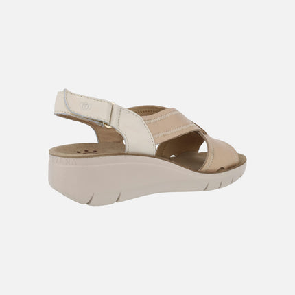 Sandalias de piel en combinado beige con cierre de velcro