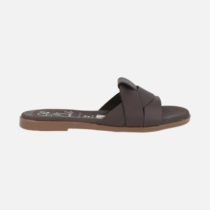 Flat leather sandals with intertwined straps