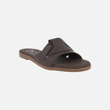 Flat leather sandals with intertwined straps