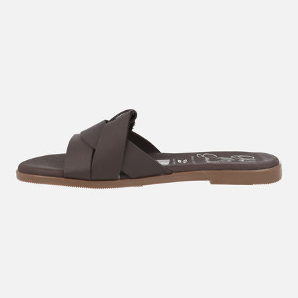 Flat leather sandals with intertwined straps
