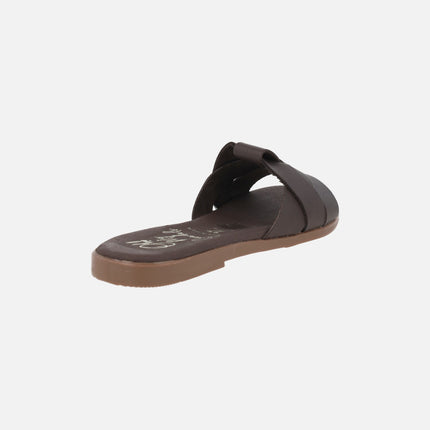 Flat leather sandals with intertwined straps