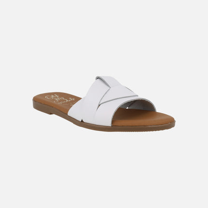 Flat leather sandals with intertwined straps