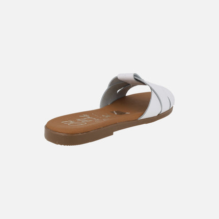 Flat leather sandals with intertwined straps