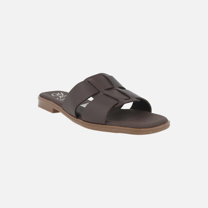 Flat leather sandals