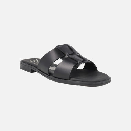 Flat leather sandals