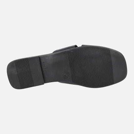 Flat leather sandals