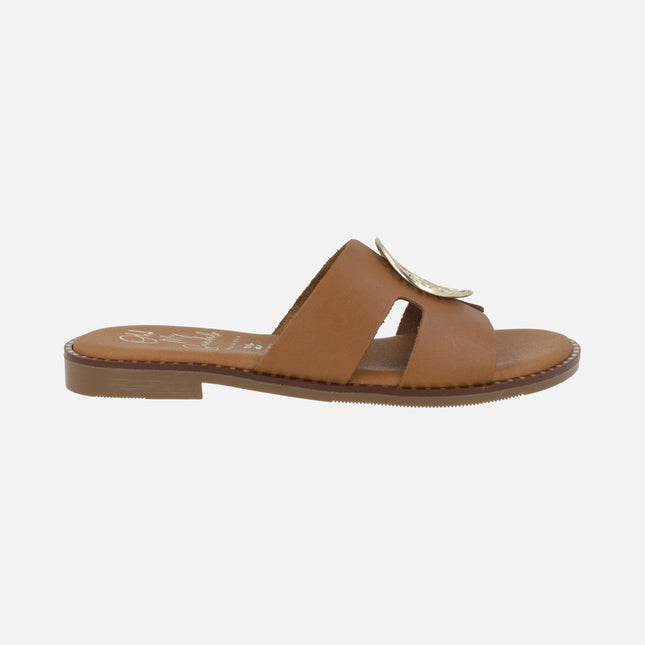 Sandalias planas en piel cuero con adorno metálico dorado