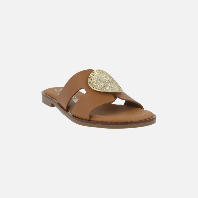 Sandalias planas en piel cuero con adorno metálico dorado