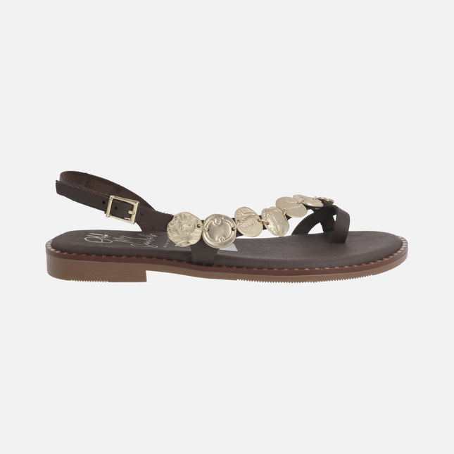 Sandalias planas de piel con detalle de monedas doradas