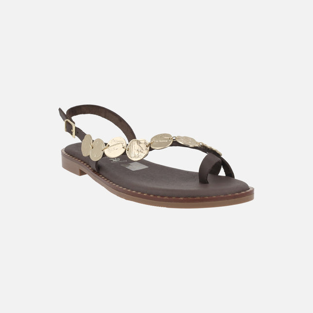 Sandalias planas de piel con detalle de monedas doradas