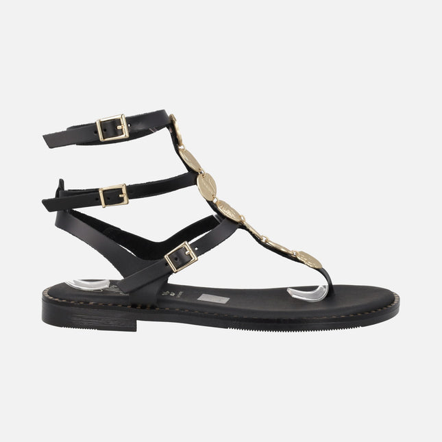 Sandalias planas de piel estilo romanas con detalle de monedas doradas