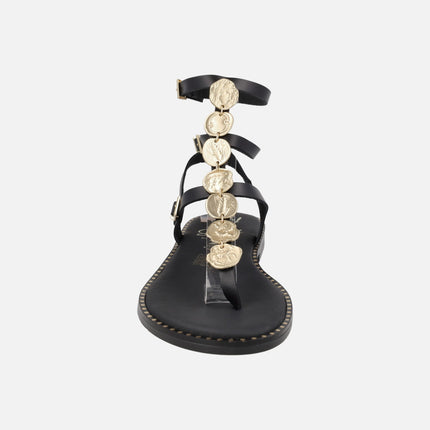 Sandalias planas de piel estilo romanas con detalle de monedas doradas