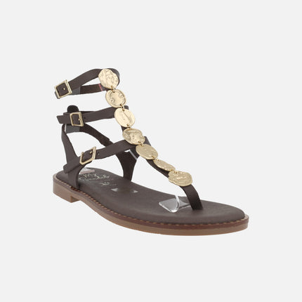 Sandalias planas de piel estilo romanas con detalle de monedas doradas