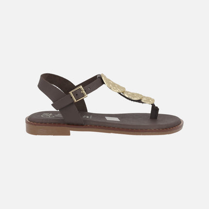 Sandalias planas en piel marrón oscuro con adornos dorados