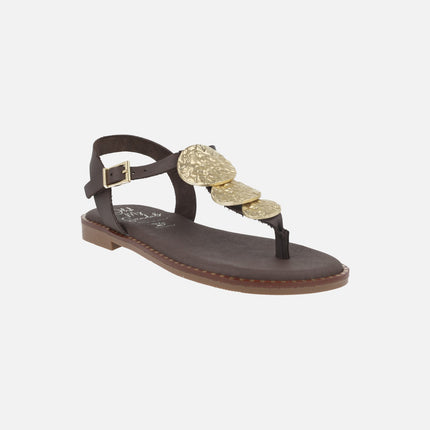 Sandalias planas en piel marrón oscuro con adornos dorados
