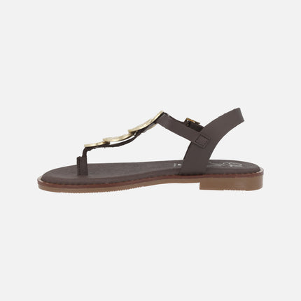 Sandalias planas en piel marrón oscuro con adornos dorados
