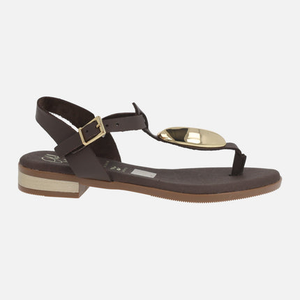 Sandalias marrones de piel con adorno dorado y pieza para dedo