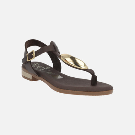 Sandalias marrones de piel con adorno dorado y pieza para dedo