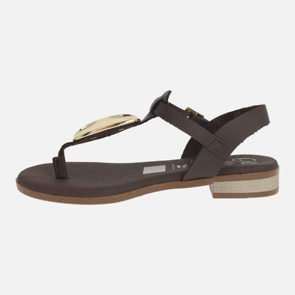 Sandalias marrones de piel con adorno dorado y pieza para dedo