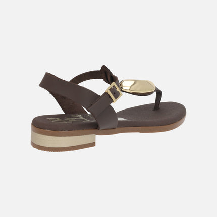 Sandalias marrones de piel con adorno dorado y pieza para dedo