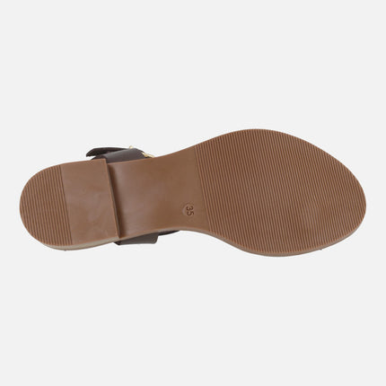 Sandalias marrones de piel con adorno dorado y pieza para dedo