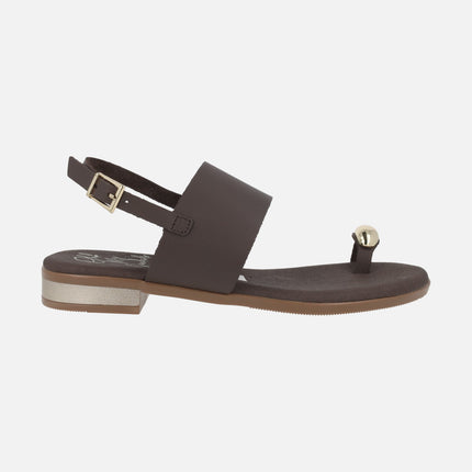 Sandalias de piel con tacón bajo metalizado y pieza efecto anillo