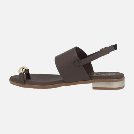 Sandalias de piel con tacón bajo metalizado y pieza efecto anillo