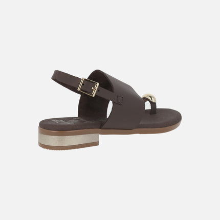 Sandalias de piel con tacón bajo metalizado y pieza efecto anillo