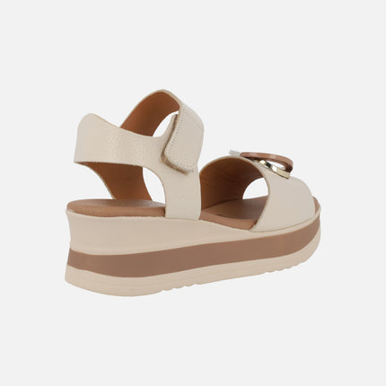 Sandalias de piel con adorno y cierre de velcro