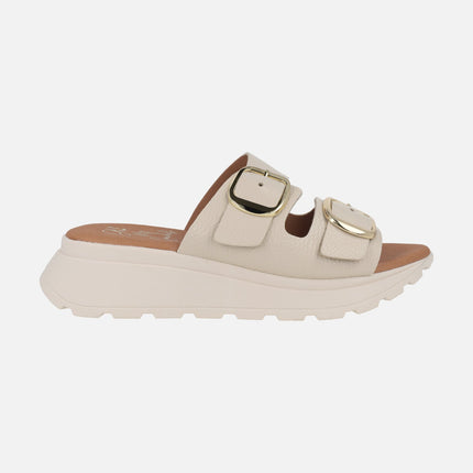 Sandalias en piel beige con hebillas doradas