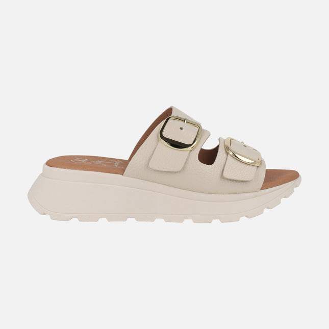 Sandalias en piel beige con hebillas doradas
