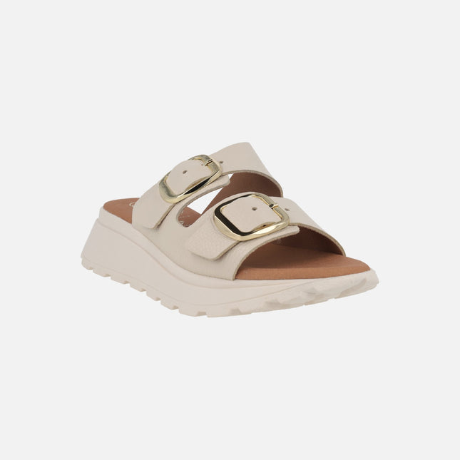 Sandalias en piel beige con hebillas doradas