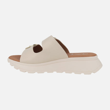 Sandalias en piel beige con hebillas doradas