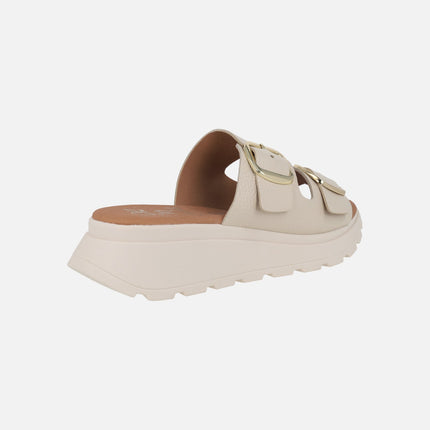 Sandalias en piel beige con hebillas doradas