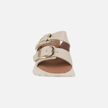Sandalias en piel beige con hebillas doradas