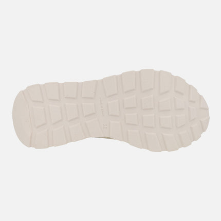 Sandalias en piel beige con hebillas doradas
