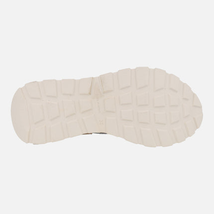 Sandalias de piel con tiras combinadas y cierre de velcro