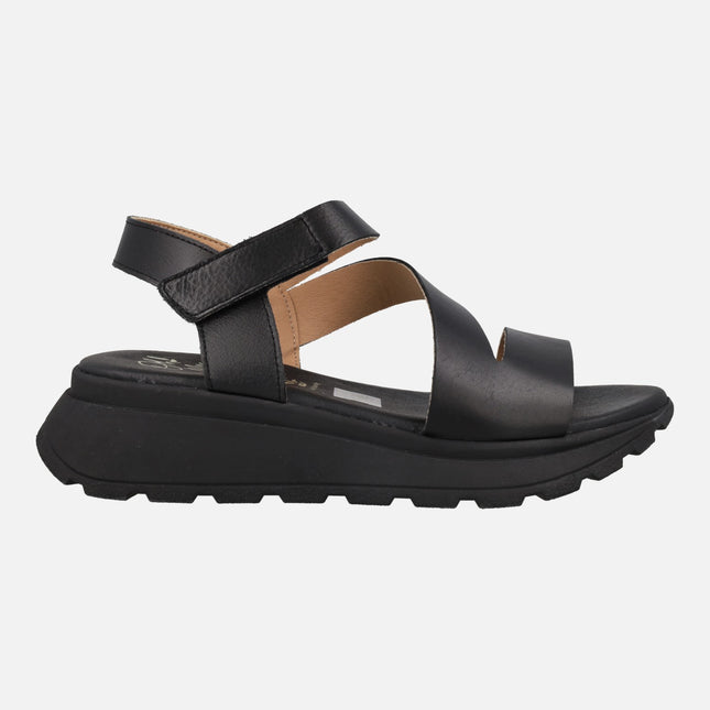 Sandalias negras de piel con cierre de velcro