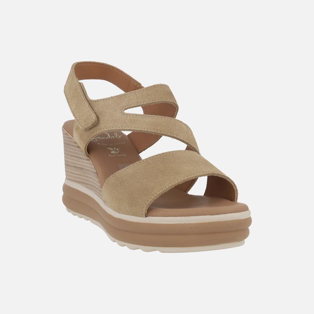 Sandalias de cuña alta en serraje beige con cierre de velcro