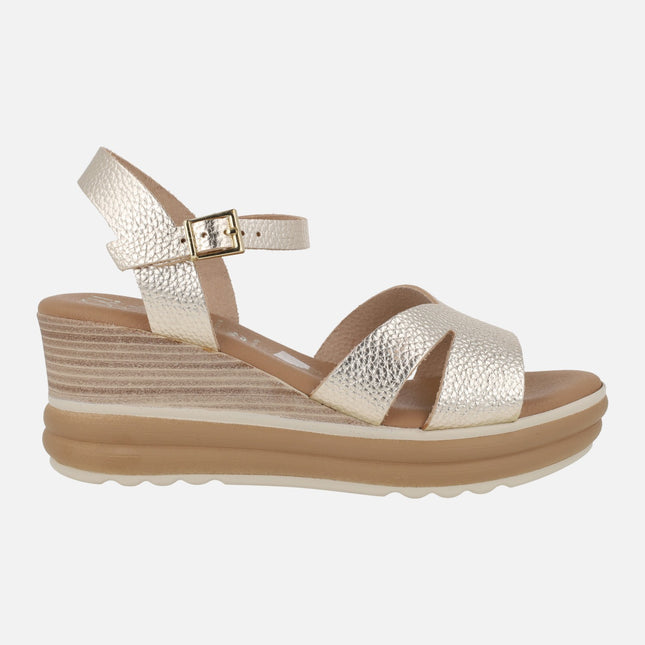 Sandalias de cuña en piel metalizada oro claro