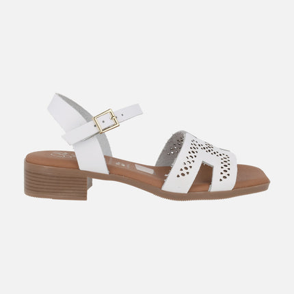 Sandalias de piel con tacón bajo y troquelados