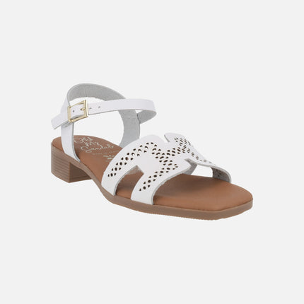 Sandalias de piel con tacón bajo y troquelados